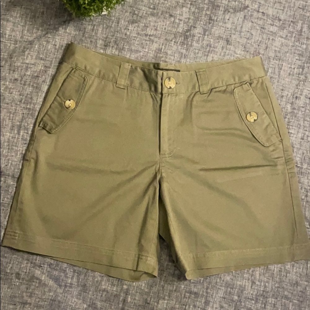 Banana Republic stretch mid rise 7” green shorts